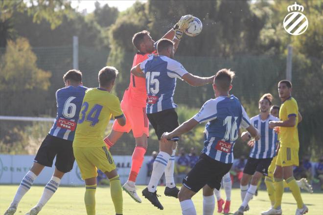 Cifuentes, portero del Cádiz, atrapa un balón aéreo en el amistoso ante el Espanyol (Foto: RCD).