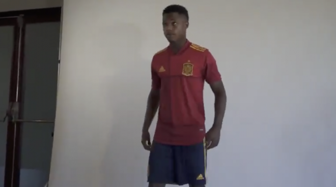 Ansu Fati, con la camiseta de la selección española de fútbol.