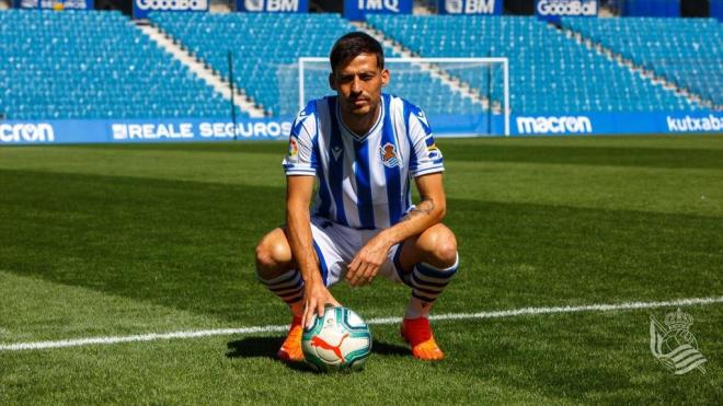 David Silva posa en el estadio de la Real (Foto: Real Sociedad).
