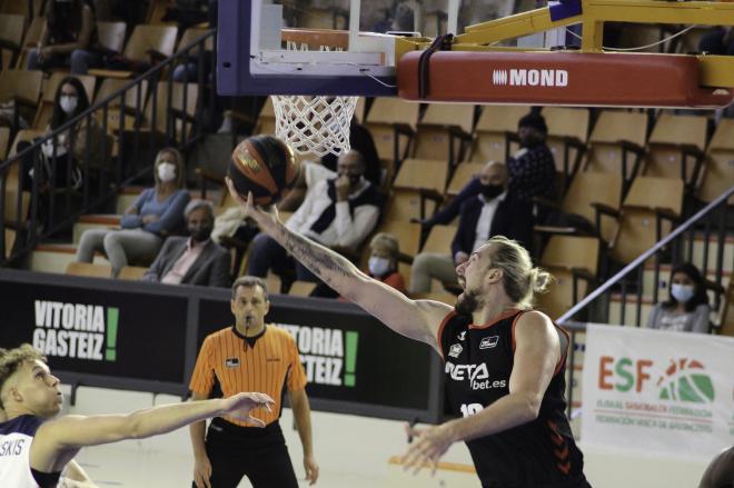 El pivot de Bilbao Basket Ondreij Balvin ataca el aro del Baskonia en la Euskal Kopa ACB (Foto: Basketbasko).