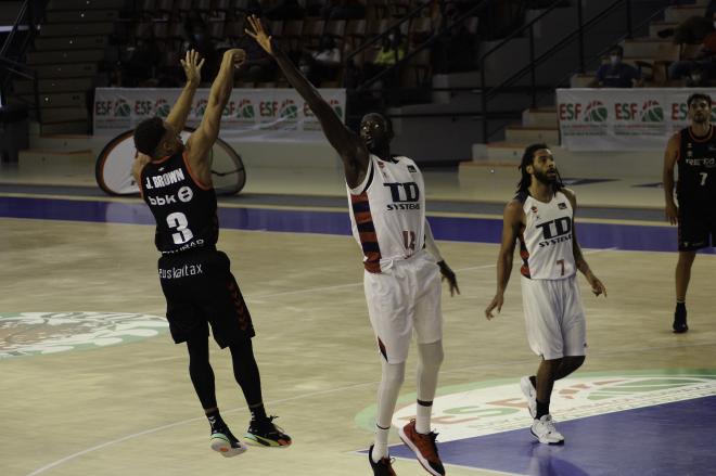 Jaylon Brown lanza a canasta en la Euskal Kopa ACB (Foto: Basketbasko).