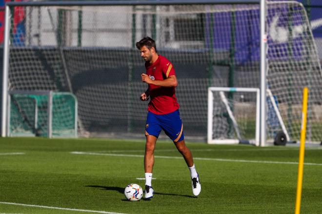 Gerard Piqué, en el primer entrenamiento del Barça (Foto: FCB).