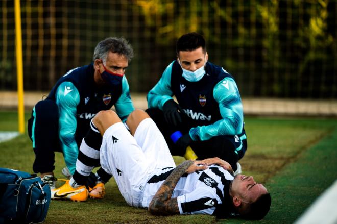 Roger Martí cae lesionado en el amistoso ante el Valencia CF. (Foto: Levante UD)