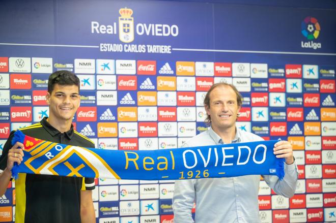 Brazao y Arnau, en la presentación del brasileño (Foto: Real Oviedo).