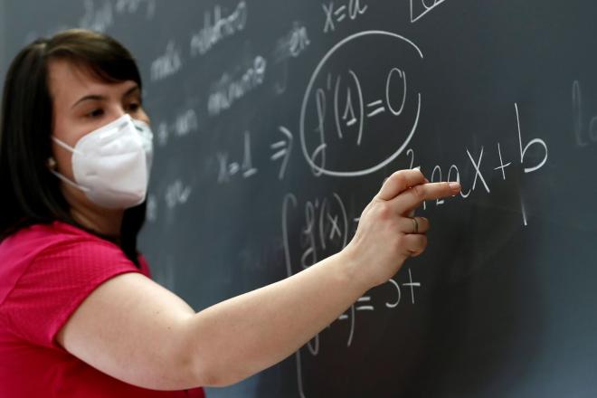 Una profesora imparte una clase de matemáticas en un colegio (Foto: EFE/Mariscal).
