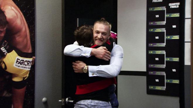 Conor McGregor y Aisling Daly se abrazan tras el retiro de la luchadora.