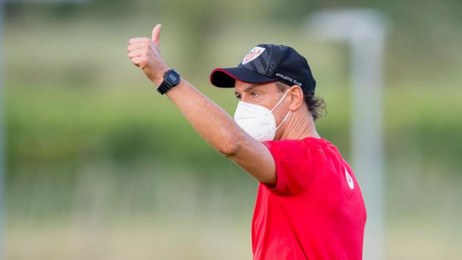 Signo elocuente de Joseba Etxeberria una pretemporada COVID del filial (Foto: Athletic Club).