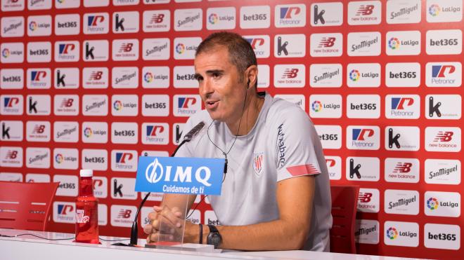 Gaizka Garitano sonríe ante la prensa en una conferencia telemática en Lezama (Foto: Athletic Club).