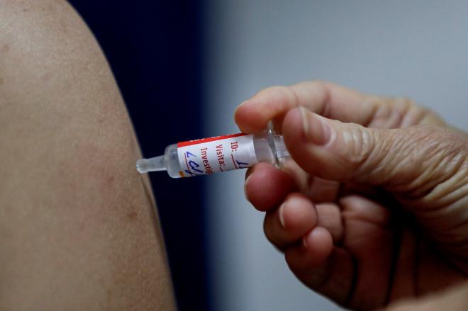 Una persona poniéndose una vacuna (Foto: EFE/Sebastiao Moreira).