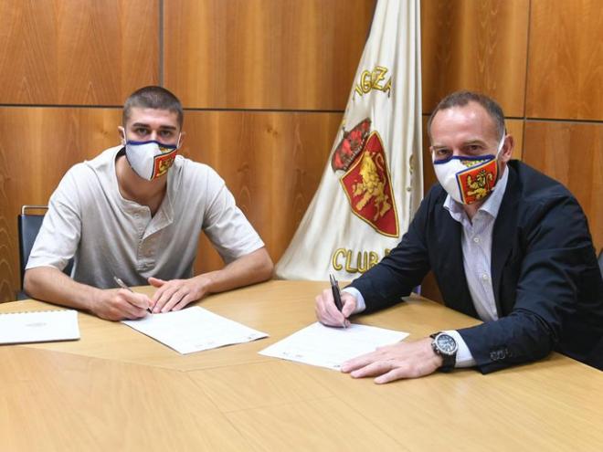 Zanimacchia y Lapetra, en la firma del jugador (Foto: Real Zaragoza).