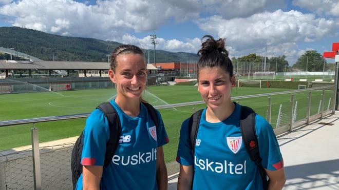 Las jugadoras del Athletic Club Femenino Lucía García y Ainhoa Vicente Moraza juntas en Lezama.