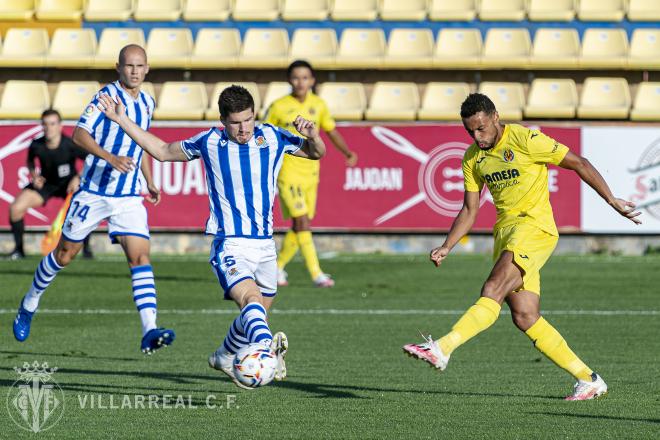 Zubeldia presiona a Iborra en el amistoso entre Villarreal y Real Sociedad (Foto: VCF).
