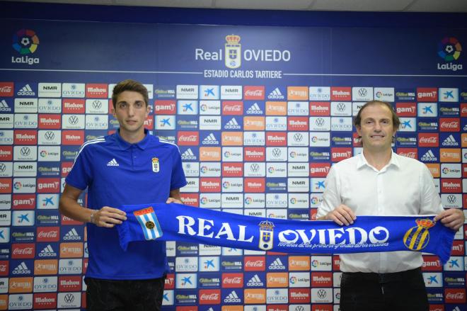 Presentación de Edgar como jugador del Real Oviedo (Foto: Real Oviedo)