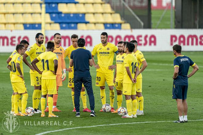 Unai Emery charla con los jugadores del Villarreal en un amistoso (Foto: VCF).