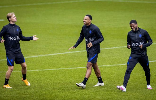 Frenkie de Jong, Kenny Tete y Georginio Wijnaldum, pretendido por el Barcelona, en un entrenamiento de la selección holandesa.