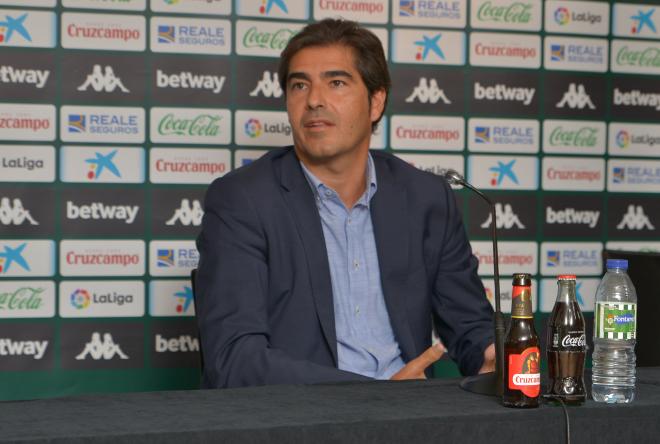 Ángel Haro, en la presentación de los nuevos fichajes (Foto: RBB).