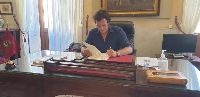 El alcalde de Cádiz, firmando el convenio.