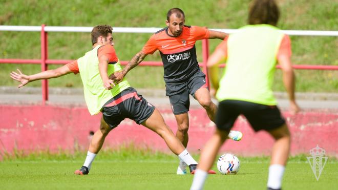 Aitor García, en un entrenamiento de pretemporada (Foto: Sporting).