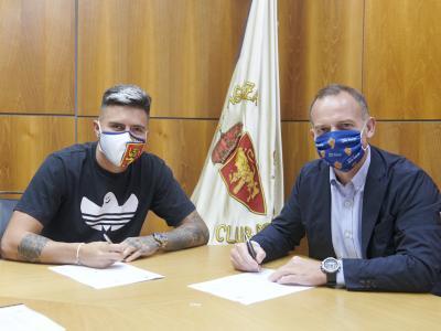 Juanjo Narváez firma su nuevo contrato (Foto: Real Zaragoza).