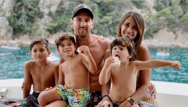 Leo Messi, junto a su mujer y sus hijos.
