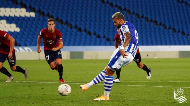 Willian José anota el penalti en el partido entre la Real Sociedad y Osasuna en la Euskal Herria T