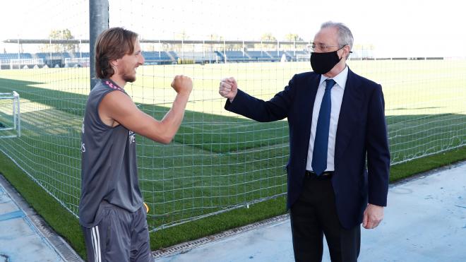 Florentino Pérez saluda a Modric antes de un entrenamiento del Real Madrid (Foto: RM