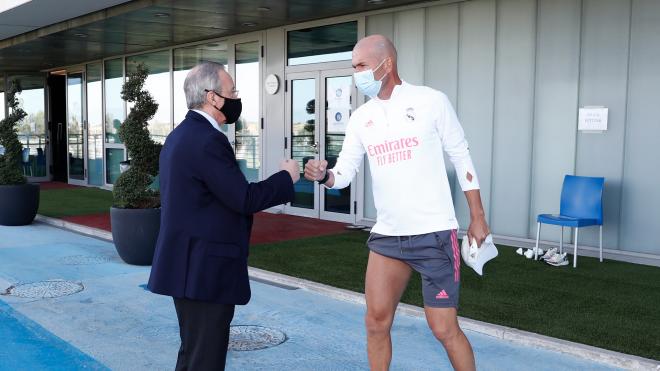 Florentino Pérez saluda a Zidane antes del entrenamiento de este sábado del Real Madrid (Foto: Real Madrid).