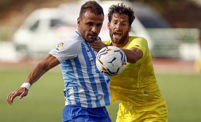 Orlando Sá, peleando por una pelota ante el Alcorcón (Foto: Málaga CF).
