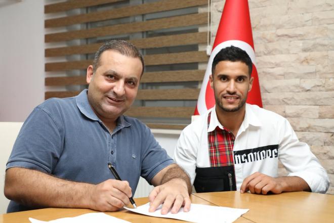 Munir, firmando con el Hatayspor (Foto: Hatayspor FK).