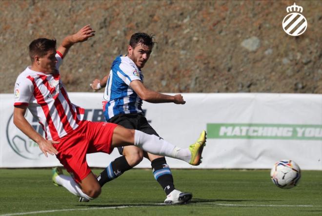 Víctor Campuzano dispara ante un jugador del Almería (Foto: RCD Espanyol).