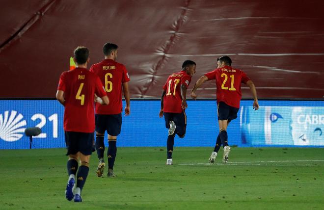 Ansu Fati celebra su primer gol con la selección española (Foto: EFE).