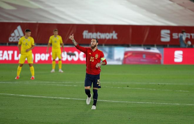 Celebración de Sergio Ramos tras un gol anotado en el partido entre España y Ucrania.
