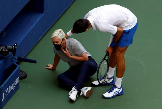 Novak Djokovic y la juez de línea golpeada en el US Open.