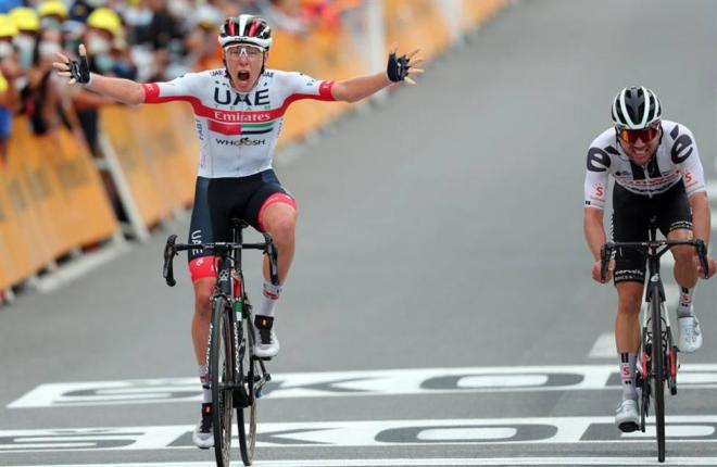 Tadej Pogacar celebra su victoria en el Tour de Francia.