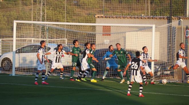 Varios jugadores del Levante defienden un córner botado por el Castellón (Foto: CCD).