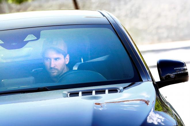Messi, en su llegada a la ciudad deportiva (Foto: EFE).
