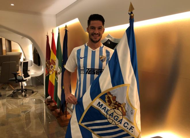 Caye Quintana, tras firmar por el Málaga (Fotos: Málaga CF).