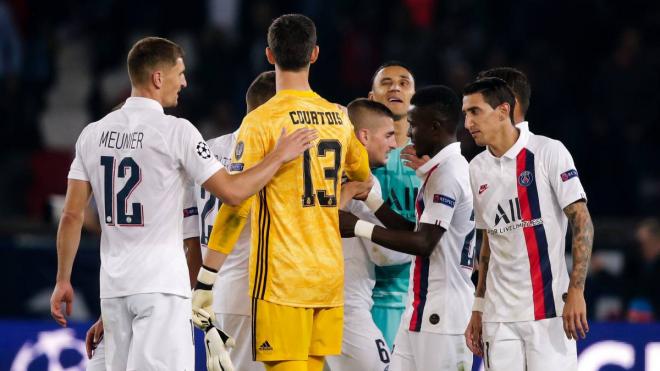 Keylor Navas saluda a Thibaut Courtois tras el PSG-Real Madrid de Champions.