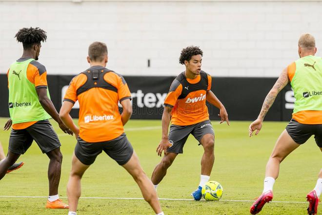 Koba durante un entrenamiento con el primer equipo del Valencia CF (Foto: Valencia CF)