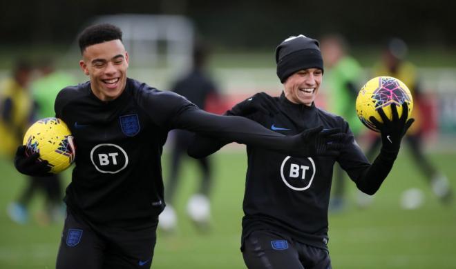 Mason Greenwood y Phil Foden bromean en un entrenamiento con Inglaterra.