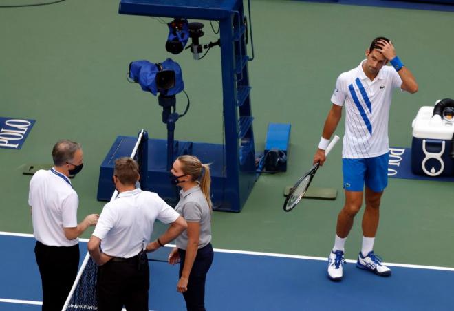 Novak Djokovic se lamenta tras el golpe a la juez de línea.