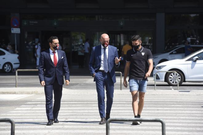 Óscar Rodríguez, junto a Monchi y Del Nido Carrasco, a su llegada a Sevilla (Foto: Kiko Hurtado).