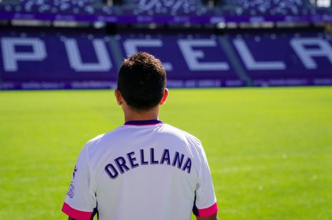 Fabián Orellana, en su presentación como nuevo jugador blanquivioleta (Foto: Real Valladolid).