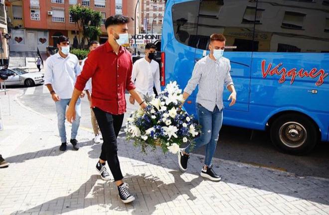 Juande e Ismael, llevando el ramo de flores a la Divina Pastora (Foto: Málaga CF).