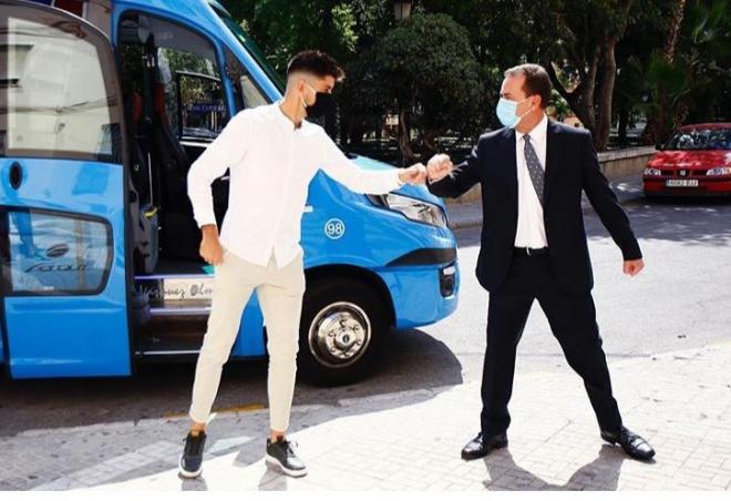 El administrador saluda a un jugador en la reciente ofrenda floral (Foto: Málaga CF).