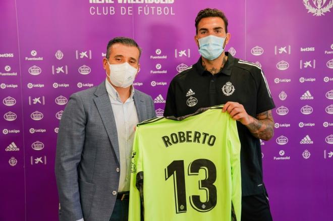 Roberto Jiménez, con Miguel Ángel Gómez en su presentación (Foto: Real Valladolid).