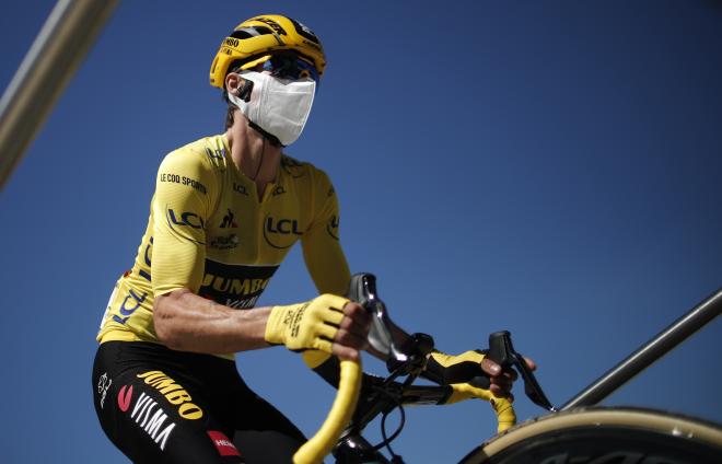 Roglic, con mascarilla, en la salida de la décima etapa del Tour de Francia (Foto: EFE).