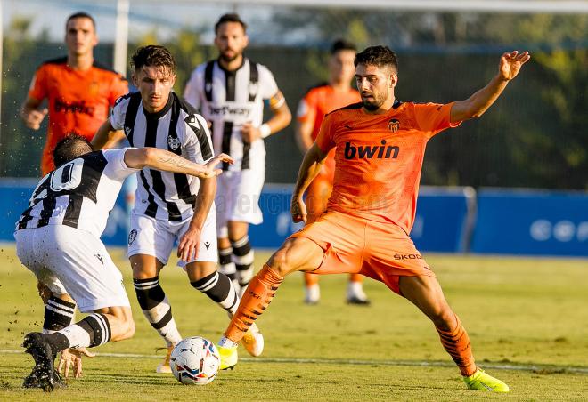 Enis Bardhi y Rubén Sobrino pelean un balón en el Valencia-Levante de pretemporada (Foto: VCF).