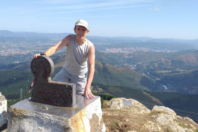 El autor, Kuitxi Pérez, disfruta de la montaña y el paisaje en la cumbre del Eretza.