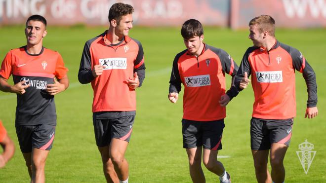 Gragera y Guille Rosas, entre otros, durante un entrenamiento (Foto: Real Sporting).